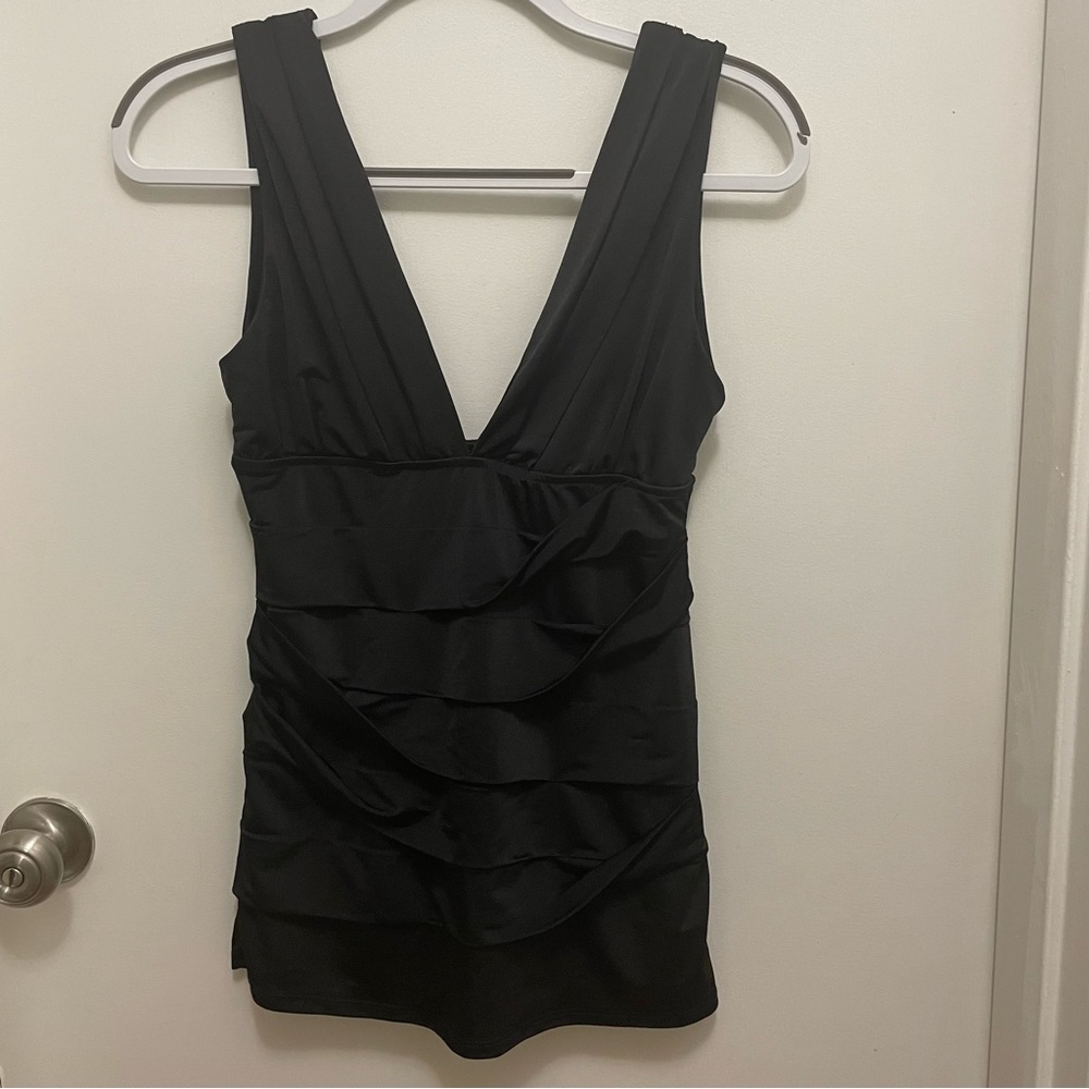 DOLCE MIA Boutique Women’s Black V-neck Top. Size M